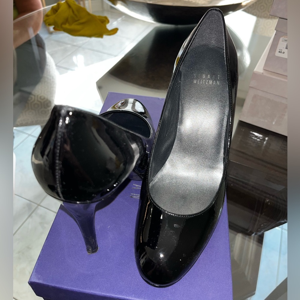 BLACK PATENT PUMPS